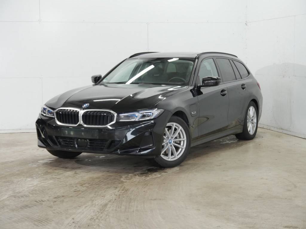 BMW 330e Touring xDrive PANO+AHK+HUD+ACC+KAM+MEM